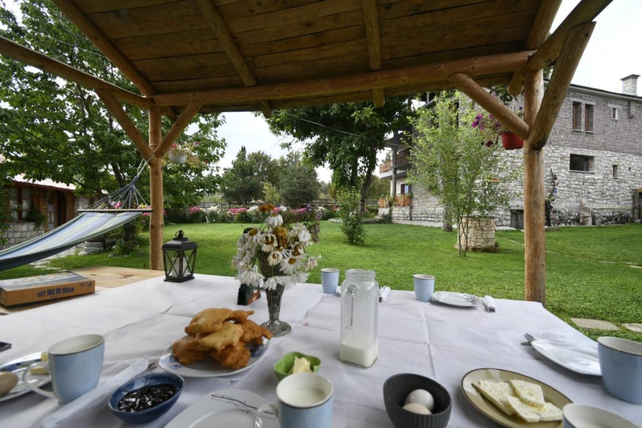 Bujtina Shkodrani Bed & Breakfast Voskopoje Exterior photo